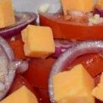 Tomatsalat med rødløg og ost