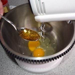 Amerikanske brunch pandekager - æg og sukker blandes