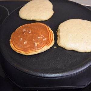 Amerikanske brunch pandekager - vendes på panden